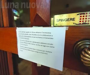 Rivoli, via i piccioni dalla chiesa: il parroco in cerca di soluzioni