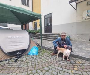 Senza reddito di cittadinanza, dorme in tenda davanti all'Inps