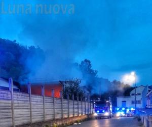 Avigliana: incendio capannone, avvertiti anche alcuni scoppi
