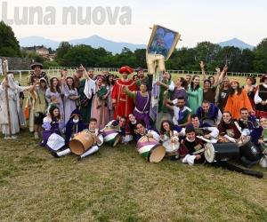 Avigliana, la domenica del Palio: arcieri, folletti e cavalli