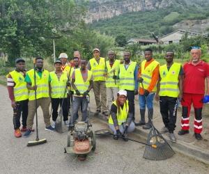 Bussoleno, i migranti puliscono le strade del paese