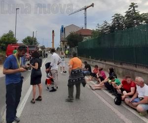 Rivoli, la gru pericolante fa evacuare 20 famiglie
