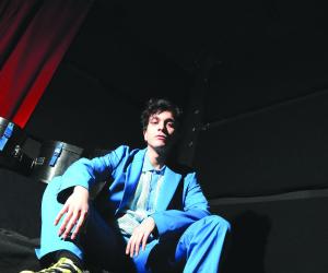 Il talento di Tananai e gli sketch surreali del duo "I Soliti Idioti"