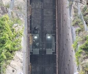 Forte, si ferma l'ascensore: bloccati in tre per oltre due ore