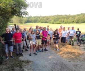 Reano, passeggiata di protesta in collina