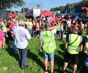 Orbassano, la protesta Amazon in piazza del municipio