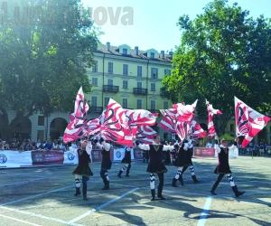 Grugliasco, gli sbandieratori mai così in alto