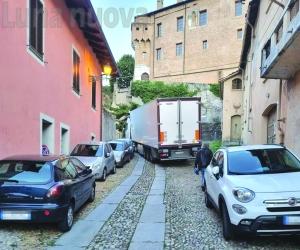 Susa, Tir francese incastrato al Castello