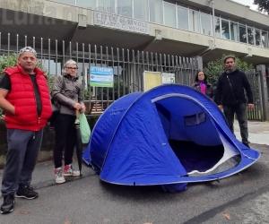 Rivoli, in tenda davanti al Comune per chiedere casa e lavoro