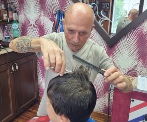Enzo, barbiere da 50 anni: a Bruzolo taglio gratis fino all'alba