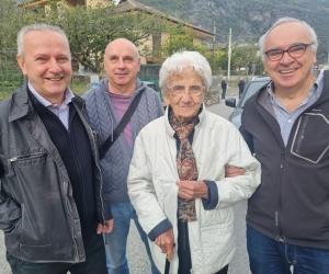 Venaus: coscritti in piazza per festeggiare il secolo di Linda "la sartoira"