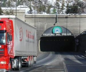 Frejus: 57% di veicoli leggeri e pesanti in più con la chiusura del Bianco