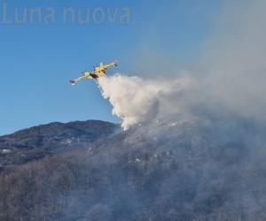 Condove, l'incendio persiste: intervento dei Canadair, situazione sotto controllo