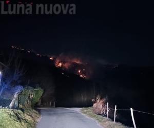 Incendio Condove, evacuate una dozzina di persone. Fuoco anche a Giaveno