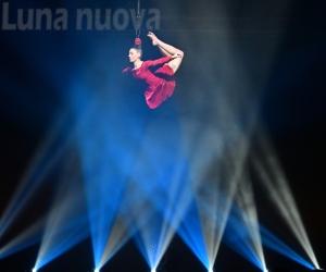 Acrobazie, risate e la canzone di Faber: i veglioni di Cirko Vertigo