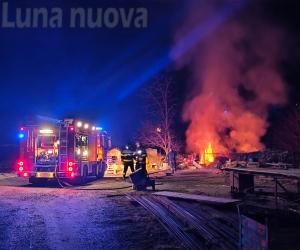 Condove: incendio in un magazzino edile, distrutto un camion