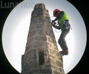 Il vento mette in ginocchio il campanile di Novalesa