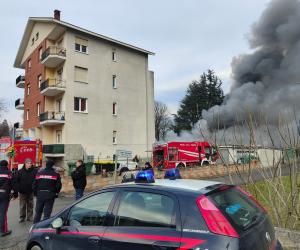 S.Antonino: incendio garage e tettoie, le immagini dello spegnimento