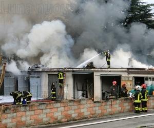 S.Antonino: garage e tettoie, un rogo da dieci ore. Due pompieri feriti