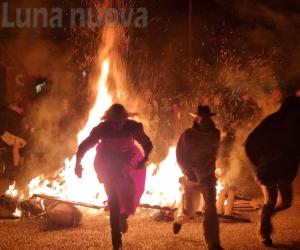 Salbertrand: brucia il fantoccio al Carnavà du Gueini