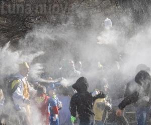 Bruino fa festa tra maschere e farina