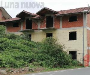 Giaveno, case sociali nello stabile abusivo
