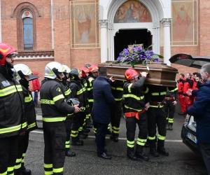 Rivalta: pioggia, lacrime e sirene per l'addio a "Rudy"