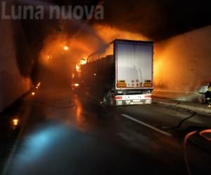 Tir in fiamme sotto Prapuntin, bloccata l 'autostrada