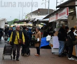 Mercato di Avigliana: debutta il nuovo assetto con i banchi in corso Torino 