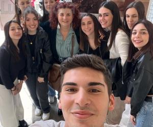 Sangano, l'arte tra i banchi per andare oltre il colonialismo