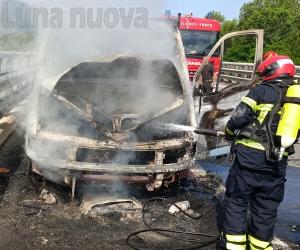Doppio incendio furgoni in A32: traffico in tilt