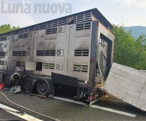 Un mercoledì nero lungo l’Autofrejus: tre mezzi a fuoco