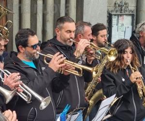Suonando, in allegria, sotto la pioggia