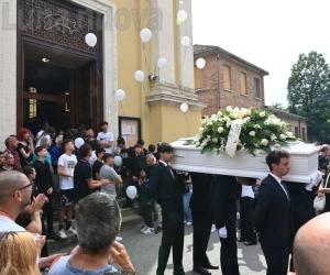 Buttigliera: palloncini bianchi e Michael Jackson per l'addio a Tiziano Nourrice 
