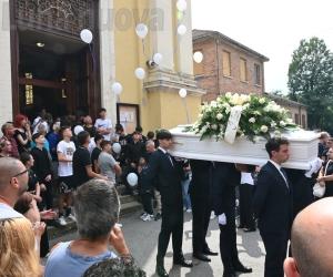 Buttigliera: una folla commossa per l'ultimo abbraccio a Tiziano 