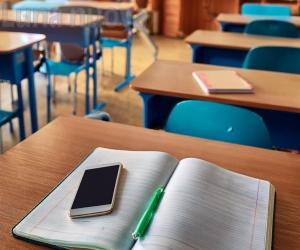 Cellulari in classe: fa discutere il divieto del ministro Valditara