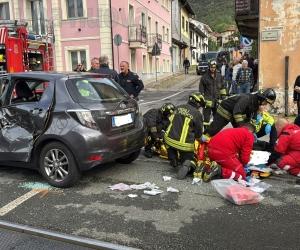 Borgone: auto investita dal treno al passaggio a livello, un ferito