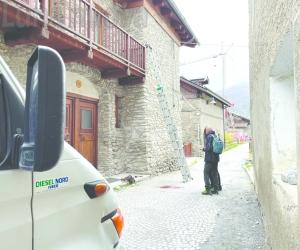 Operaio muore cadendo da una scala a San Sicario