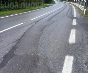Rattoppi e segnali divelti: «La Sp24 è diventata pericolosa»