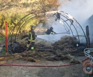Susa: torna a colpire l'incendiario, in fumo 20 rotoballe in piena città