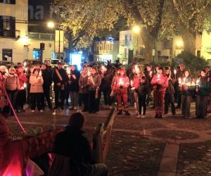 "Basta violenza sulle donne": centinaia di fiaccole in strada