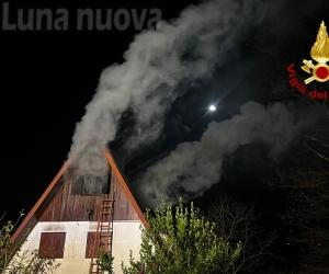 Giaveno: brucia una casa in legno, una persona evacuata