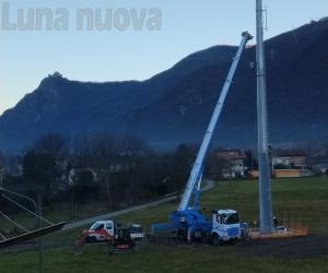 Vaie, l’antennone 5G si alza nel cielo: protesta pacifica