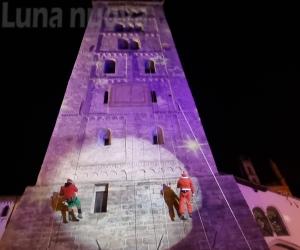 Susa: le acrobazie di Babbo ed Elfo sul campanile