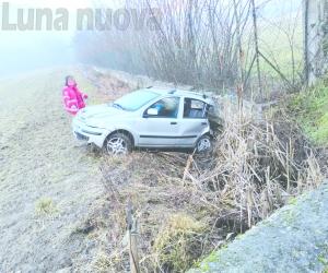 S.Antonino: asfalto gelato, auto fuori strada. «Il Comune sparga più sale»