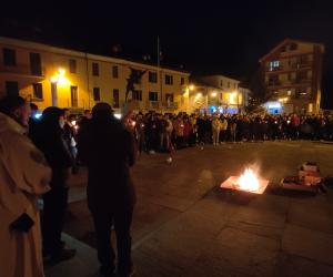 S.Antonino, candele nel silenzio: il grande abbraccio in una piazza di luce