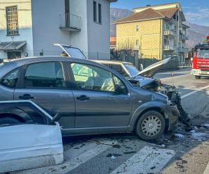 S.Antonino: scontro fra due auto al semaforo, tre feriti
