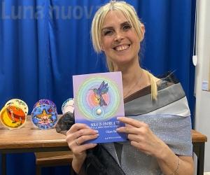 Caselette, "Solo in onore a te": il nuovo romanzo-fiaba di Chiara Mattea