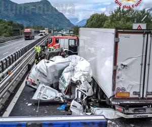 Furgone tampona un Tir sull’A32: autista miracolato