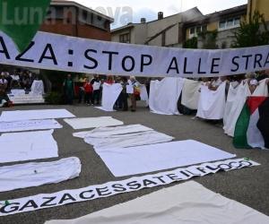 Sudari per Gaza: Rivoli e Collegno in piazza, lenzuola da 19 municipi in bassa valle